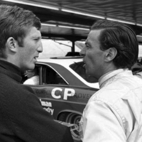 Jim et Jochen Rindt en conversation pendant les essais